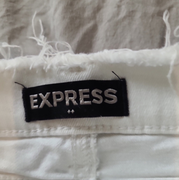 Express White Denim Mini Skirt Women SZ 4 raw hem and waistband beachyvibes - Picture 2 of 7